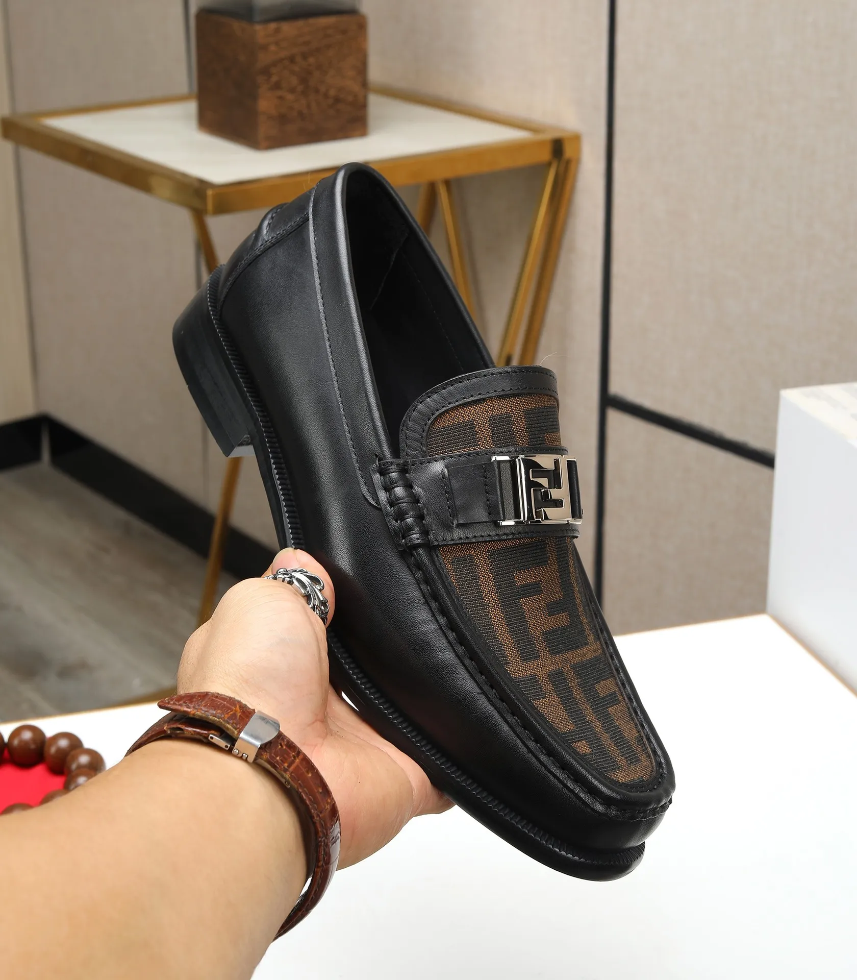 Men's shoes 💰580 (high-end, full cowhide) FENDI Fendi high-end formal leather shoes, original Italian imported cowhide surface + cowhide lining, original hardware, I believe you will be impressed from the first time you see it. The avant-garde atmosphere can no longer fully interpret its elegance. AAA grade rubber outsole, super comfortable. Original counter last, ensuring its original version and quality. The simple upper ensures its comfort and breathability. A pair of truly good shoes has its own unique soul, famous quality, regular size 38-44 (45 46 customized)